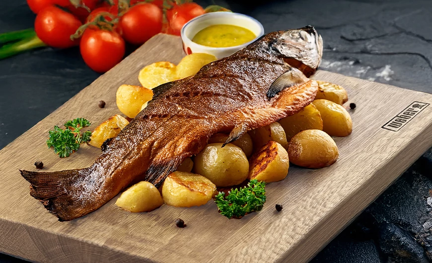 Cédrus fán füstölt pisztráng sült burgonyával és krémes sáfránymártással