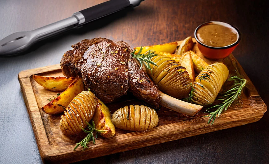 Dijoni mustáros báránycomb Hasselback-burgonyával