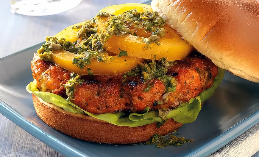 Lazacpogácsás hamburger citrusos-zöldfűszeres öntettel