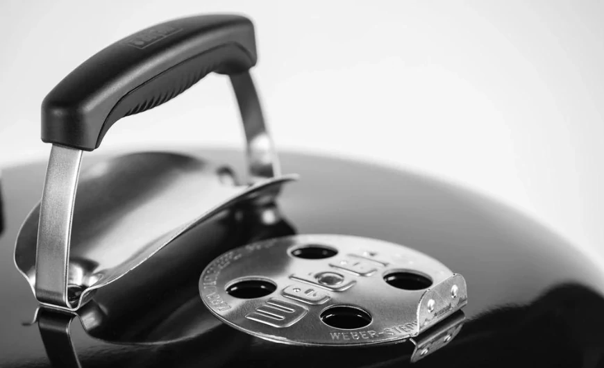 Ismerje meg a Weber Original 57 cm-es grillsütőt: eredeti dizájn, innovatív kiegészítők!